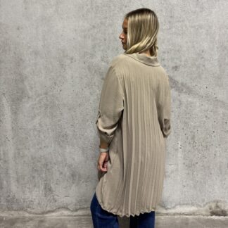 Blus veckad rygg camel