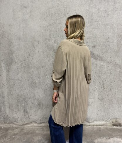 Blus veckad rygg camel